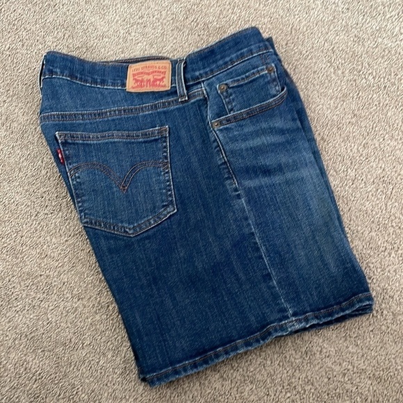 Levi’s High Waisted Shorts - Picture 6 of 8